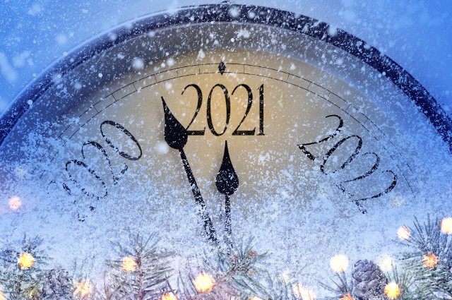 Wskazówka zegara wita w 2021 roku